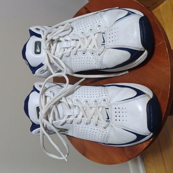 NIKE AIR MENS LEATHER SHOES SIZE 9.5 IN A BEAUTIFUL WHITE WITH BLUE main image 6